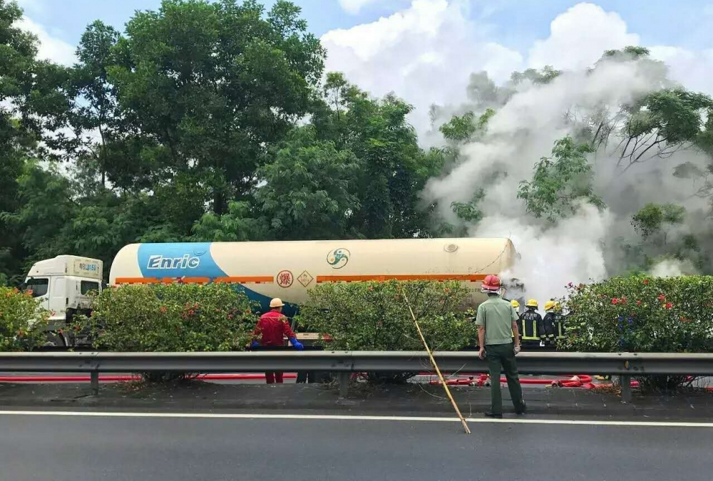 沈海高速茂名往广州方向槽罐车被追尾,20吨天然气严重泄漏