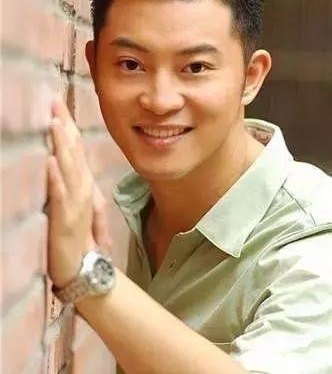 新人王一博捞到好角色,邓超佟大为却要跑龙套?贵圈还得靠背景!