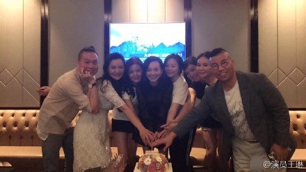 “雪姨”生日趴性感美丽 众好友欢聚为王琳庆生