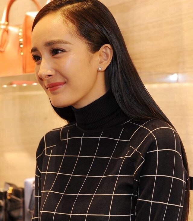 杨幂近年来最失败的造型?她可能是女明星中最不适合黑长直的吧?