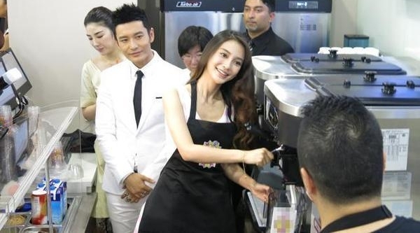 郑爽的炸鸡店价格亲民还被砸?baby家两杯奶昔却卖到上百块!