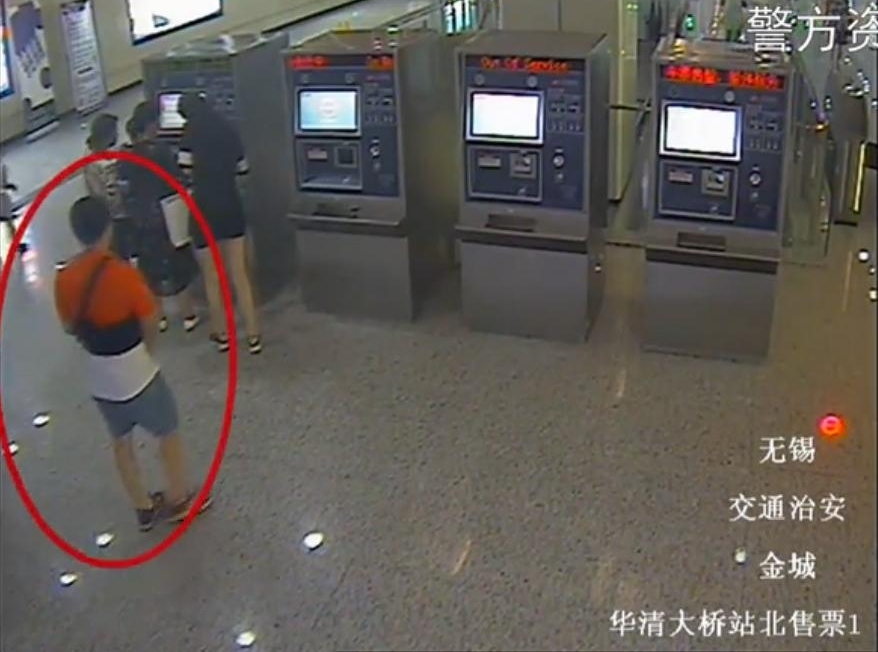 “地铁色狼”尾随年轻女性裸露器官