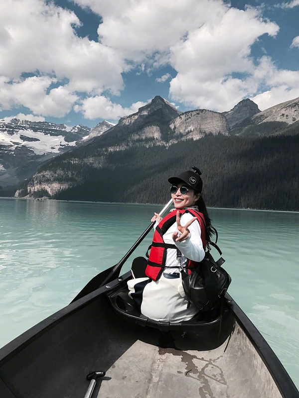张静初跋山涉水三小时游弓湖 大呼“太值了”