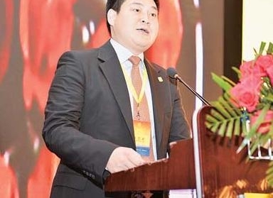 最年轻的80后富豪之一,30岁,千亿身家,有个漂亮老婆是歌手