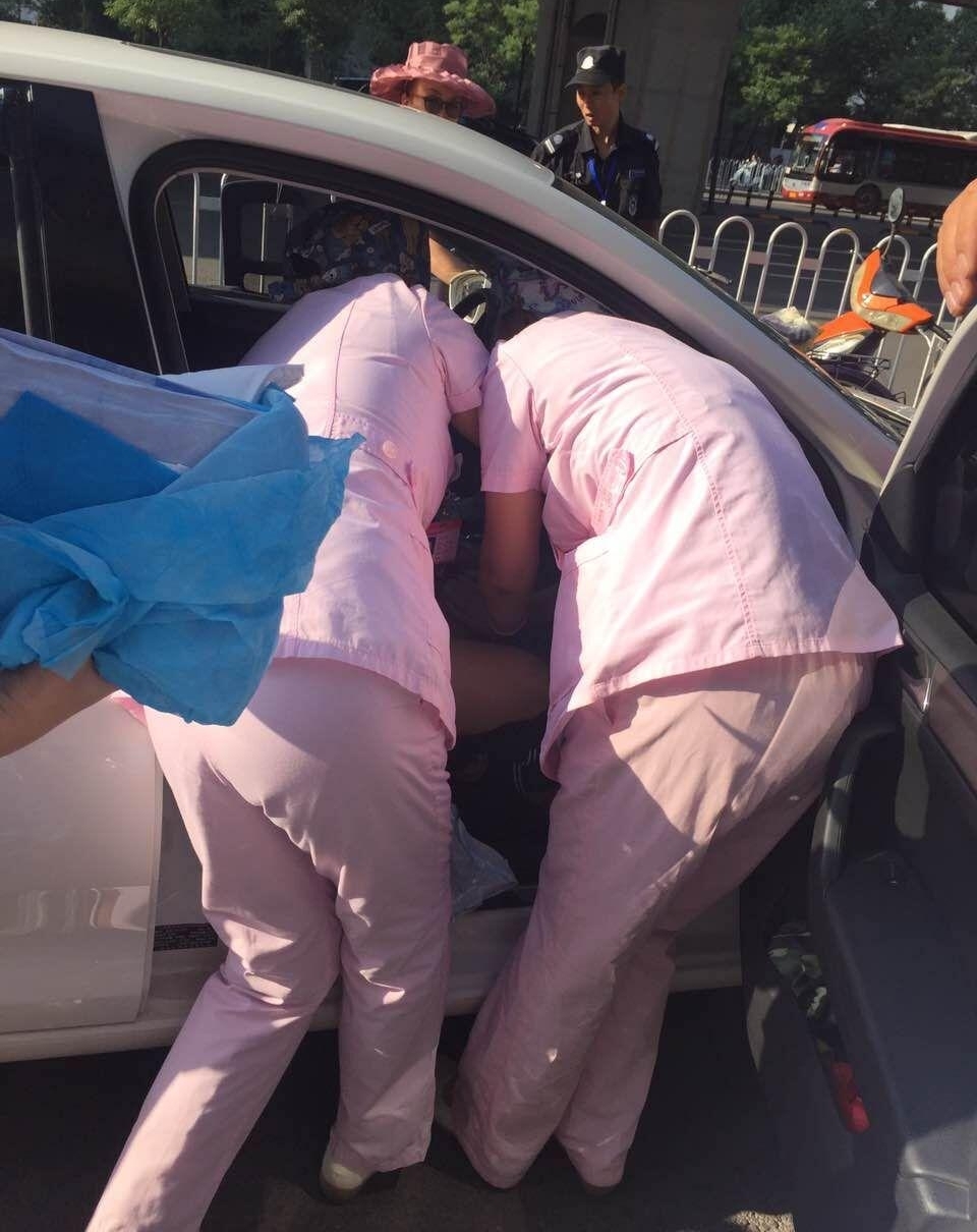 孕妇医院门口生产在即 医护人员搭人墙车内接生