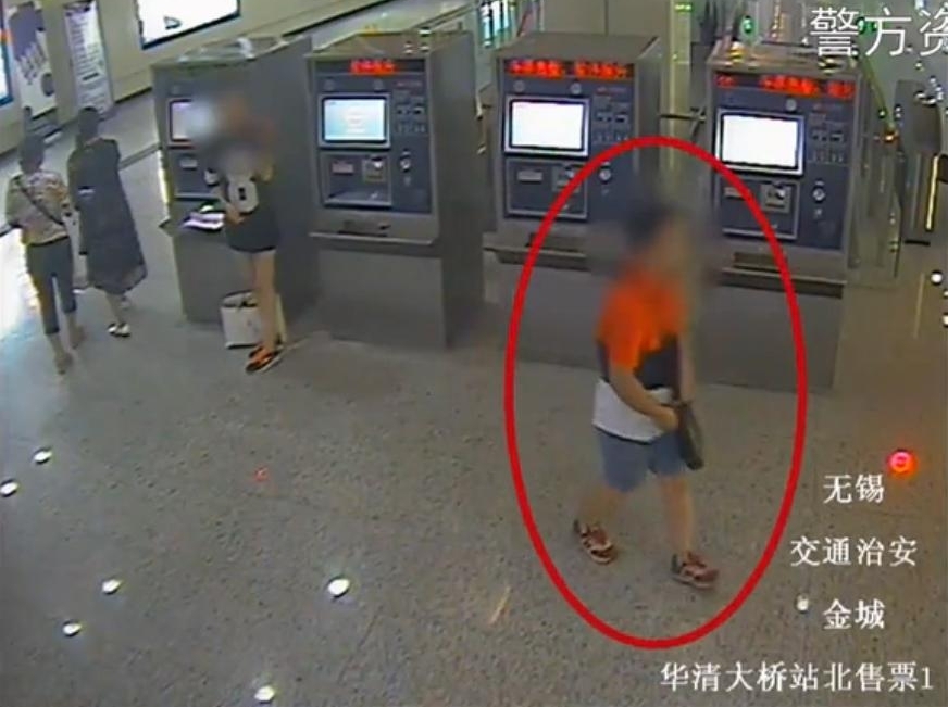 “地铁色狼”尾随年轻女性裸露器官