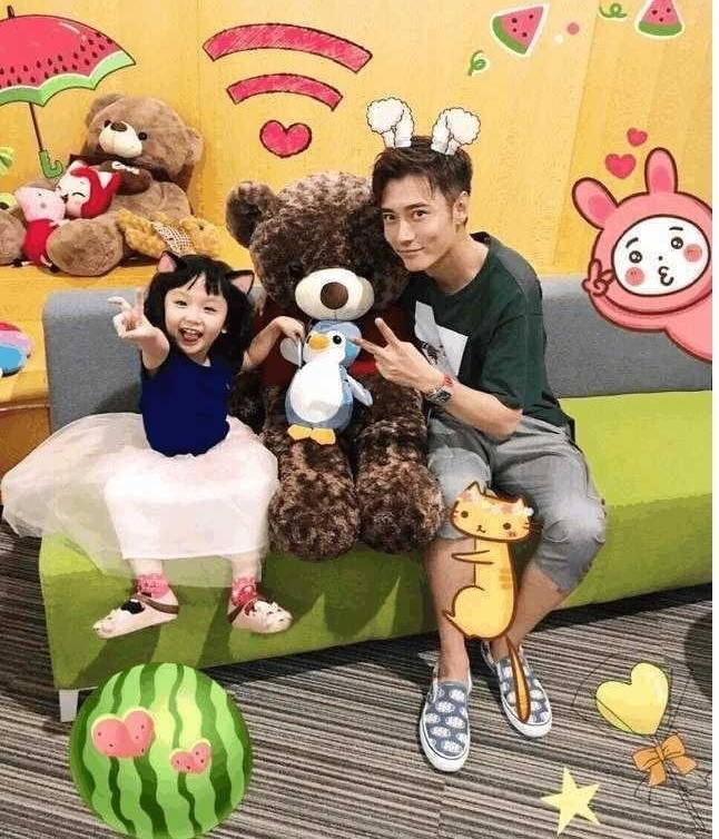 陈小春儿子颜值太高, 邓伦首当奶爸画风如何!