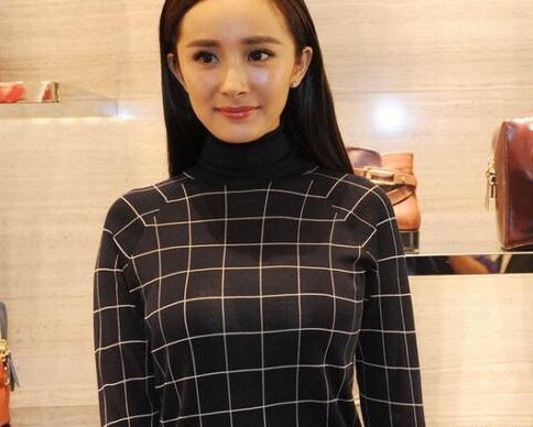 杨幂近年来最失败的造型?她可能是女明星中最不适合黑长直的吧?