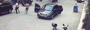 奇怪!实拍汕尾三男子光天化日疯狂砸车