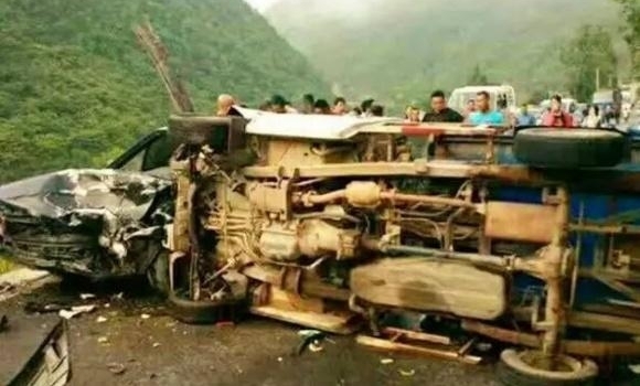 今日,诺水河一路段发生两车相撞事故,车头粉碎道路拥堵……