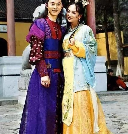 新人王一博捞到好角色,邓超佟大为却要跑龙套?贵圈还得靠背景!