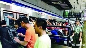 男子坠下站台众人推地铁营救 终抢救无效身亡