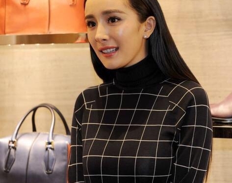 杨幂近年来最失败的造型?她可能是女明星中最不适合黑长直的吧?