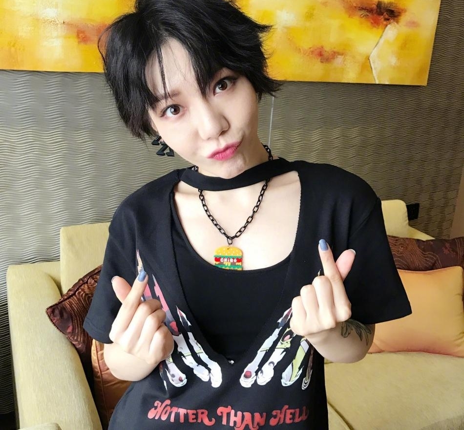 吴莫愁墨镜遮脸皮肤白皙 眼神犀利网友大呼炫酷