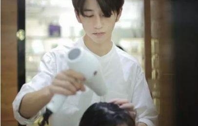 吹头走红一个月进军演艺圈,如今的娱乐圈只要颜值不要演技?