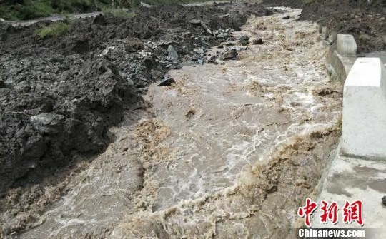 青海玛沁山体滑坡灾害 90余人被疏散600多人参与救援