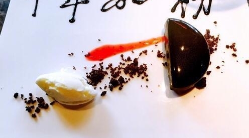 佟大为关悦庆祝结婚十周年 晒亲吻图秀甜蜜