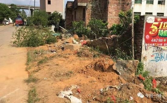 广东一货车冲进广场舞人群 致3死7伤