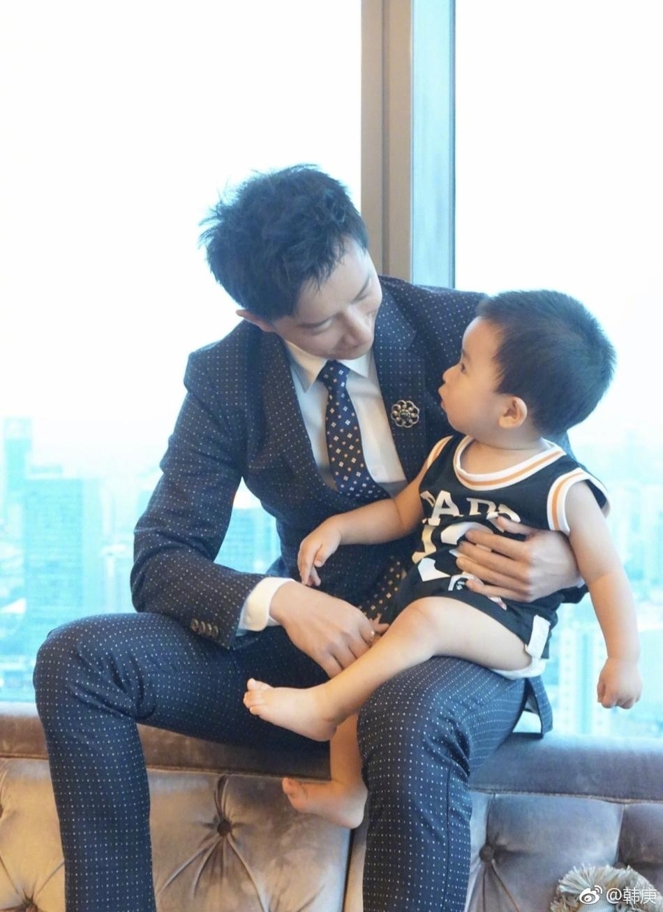 韩庚晒抱娃照有爱暖心 变瘦颜值回春
