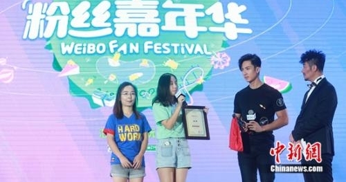 杨幂被指微博自拍不露全脸 付辛博颖儿首次同台