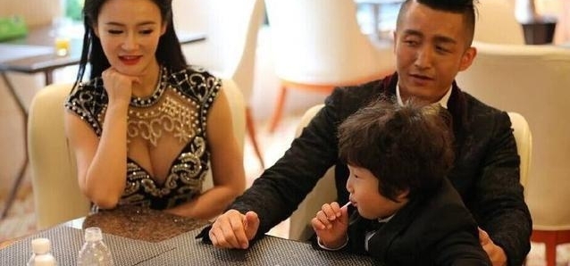 邹市明进军娱乐圈, 模特妻子穿衣风格惹争议, 网友: 带坏孩子!