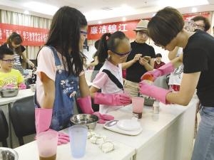废油做肥皂 家长孩子齐体验