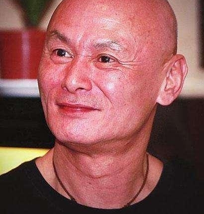 他是比成龙还早成名的功夫明星, 可是晚年落魄至此也无人管
