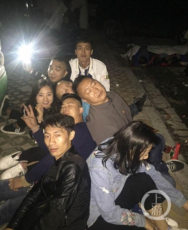 ��ʯ���к󳵣����쵼�ΰ�ο�οͣ���Ҫ�ţ���ɶ������һ�����