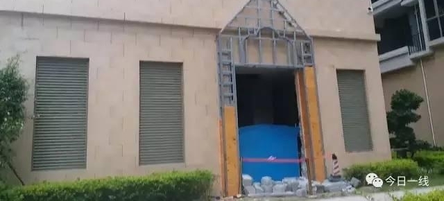 奇怪!实拍汕尾三男子光天化日疯狂砸车