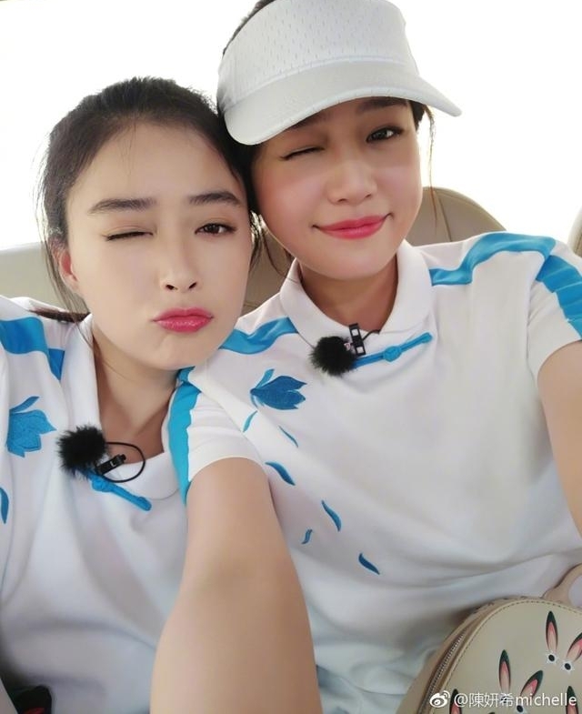 陈妍希晒与关之琳合影被骂心机重,看到她的手机壁纸我选择原谅她