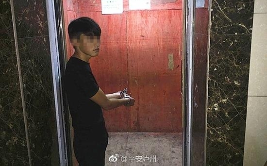 60岁老太坐电梯惨遭咸猪手袭胸,色狼是18岁少年