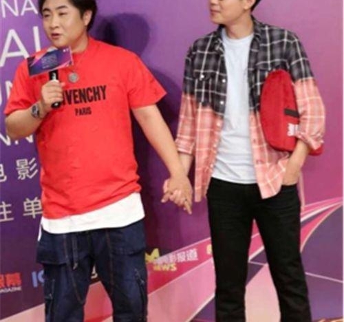 乔杉到大鹏工作室做客被请吃蛋糕真讲究,戴价值6万元的手表亮了