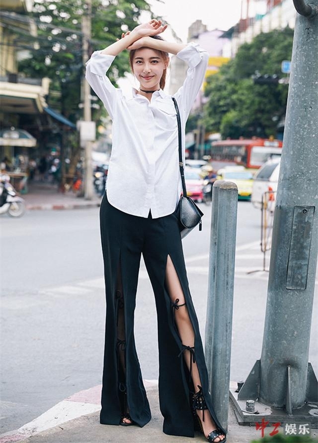 米露献歌偶像忘词笑场 网友“你让王祖贤怎么看”