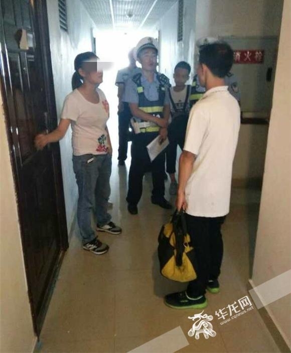 尴尬:年轻女子喝下半斤白酒 睡在走廊敲别人家门