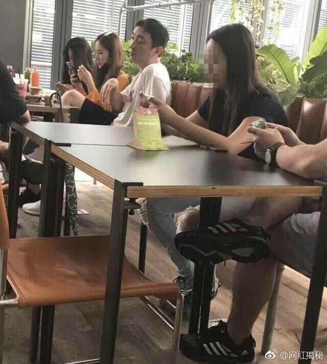 豆得儿正式下线?王思聪新欢曝光 气质很网红