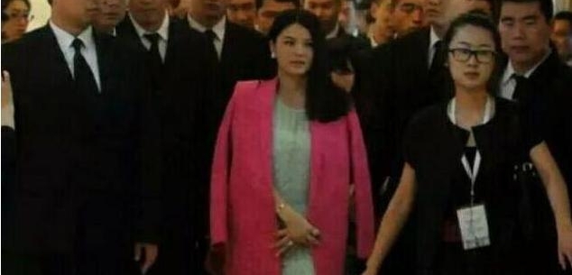 明星出行保镖需要几十个,张一山都蒙圈了,周润发单枪匹马逛菜市