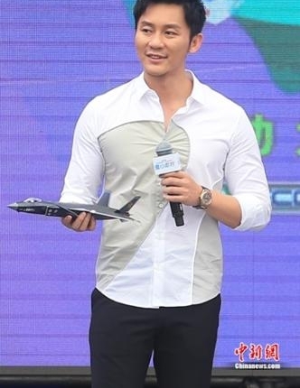 杨幂被指微博自拍不露全脸 付辛博颖儿首次同台