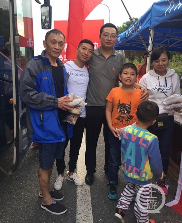 ��ʯ���к󳵣����쵼�ΰ�ο�οͣ���Ҫ�ţ���ɶ������һ�����