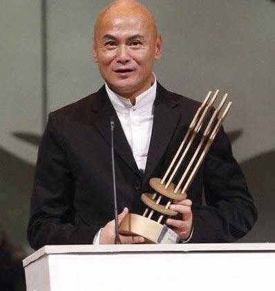 他是比成龙还早成名的功夫明星, 可是晚年落魄至此也无人管