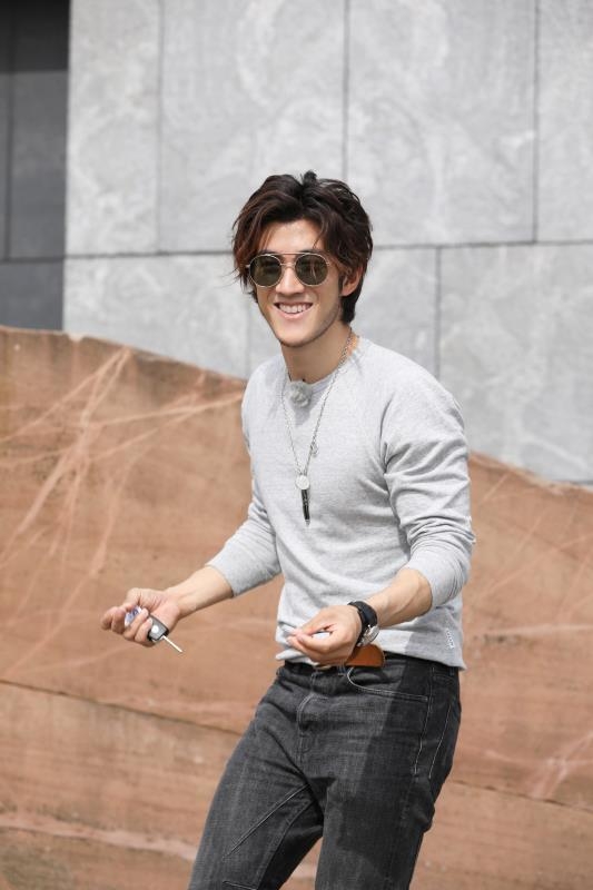 李治廷获封行走的百科全书 “花样”李爸爸再上线