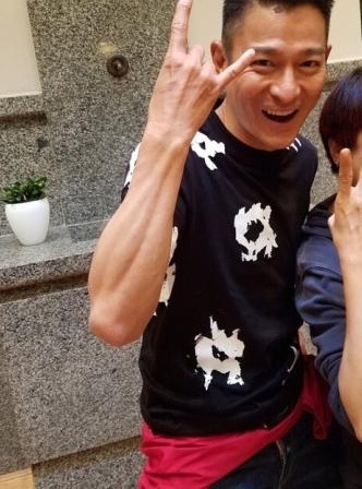 什么叫不老?81岁的谢贤,70岁的郑少秋,56岁的刘德华