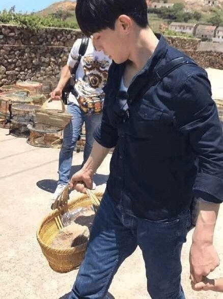 陈小春儿子颜值太高, 邓伦首当奶爸画风如何!