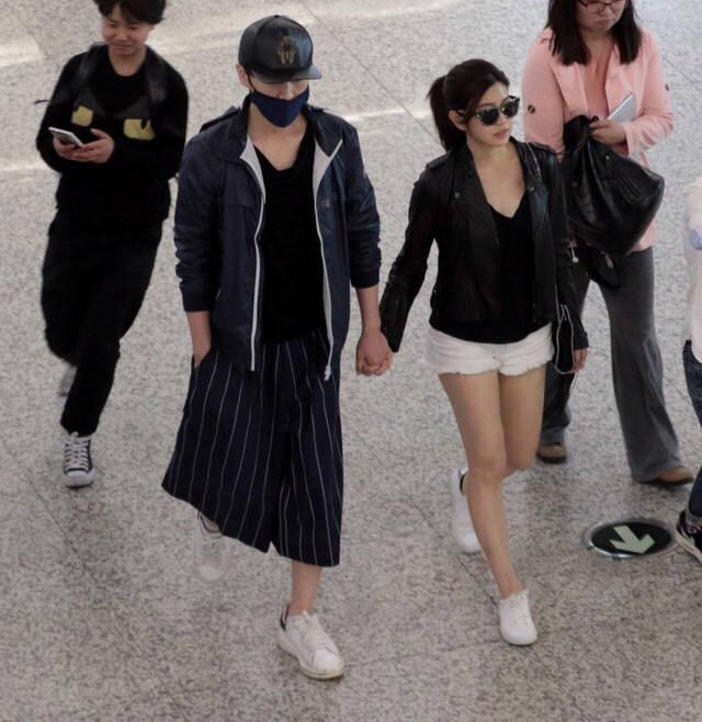 陈妍希探班陈晓:单手抱娃还一边玩手机,大步向前把保姆甩得老远