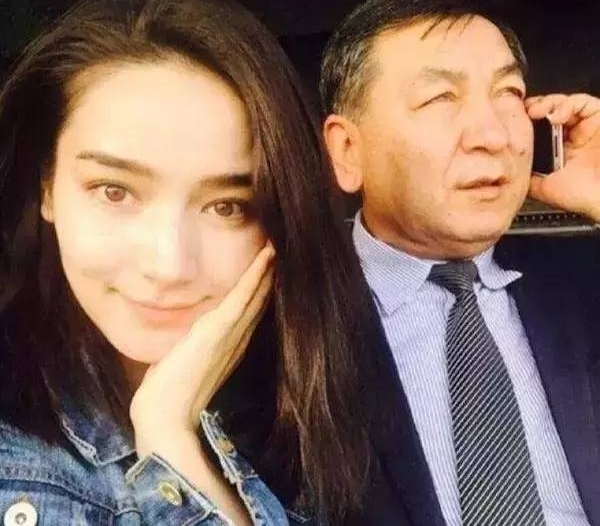 杨幂又签了个新疆妹子,曾被赞中戏素颜女神?!我只想知道她会不会超越热巴...