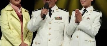 荧幕丑男妻子都美,他是国家一级演员,而他30岁才成为赵薇同学