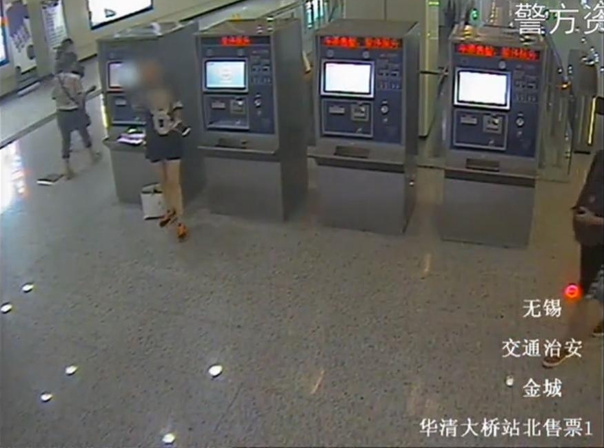 “地铁色狼”尾随年轻女性裸露器官