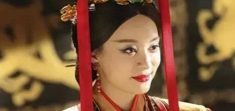 新人王一博捞到好角色,邓超佟大为却要跑龙套?贵圈还得靠背景!