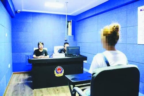 Ů��Ϊ�����칫������ǰ������ ���ơ���Ҫ�Ϸ����ߡ�