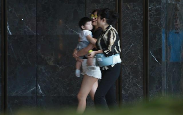 陈妍希探班陈晓:单手抱娃还一边玩手机,大步向前把保姆甩得老远