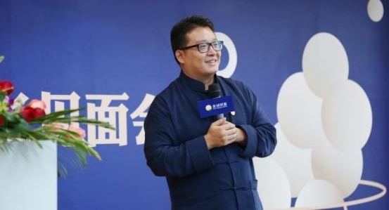 韦杰携新书《仿佛》现身苏州,签售现场火爆